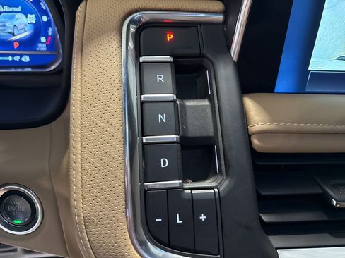 Used 2023 Chevrolet Tahoe Premier AWD/4WD image 19