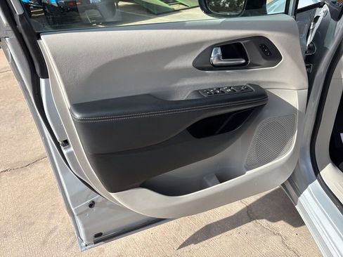 Used 2024 Chrysler Pacifica Touring-L FWD image 13