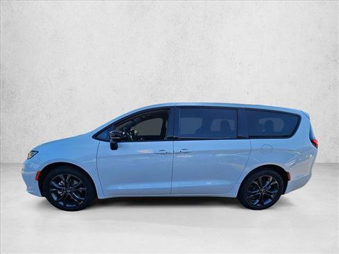 New 2026 Chrysler Pacifica Select image 5