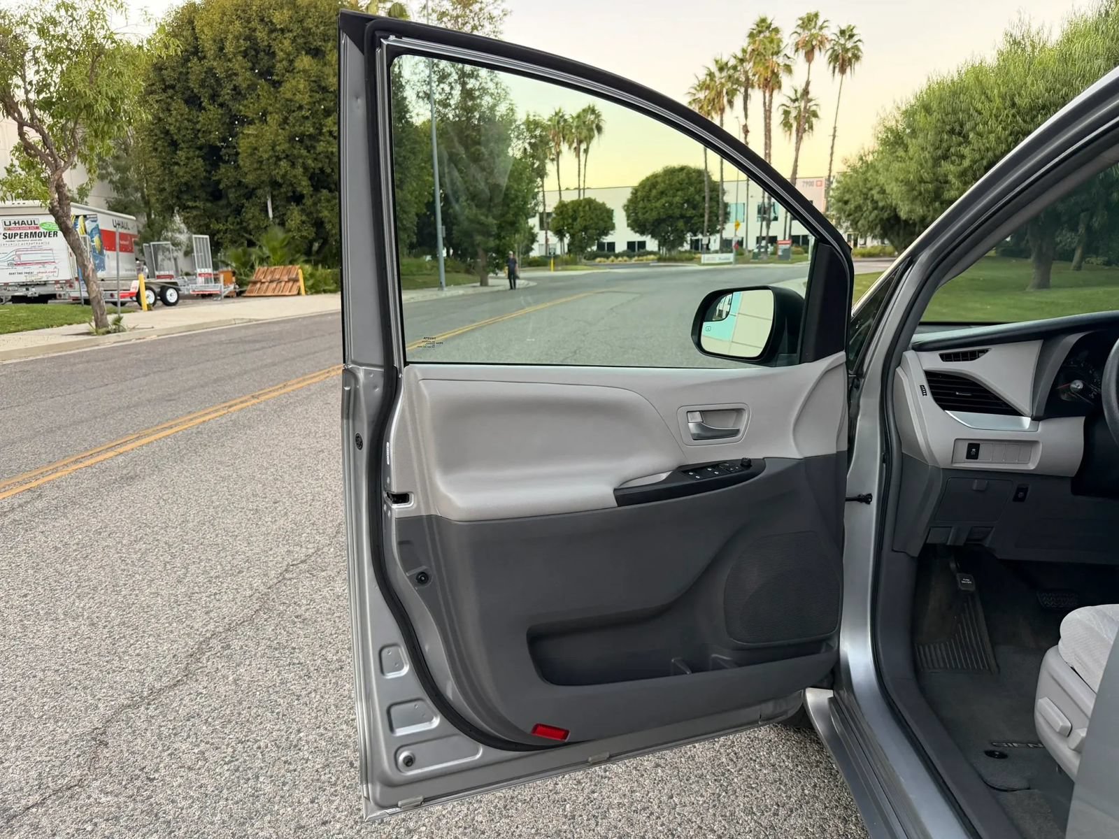 Used 2017 Toyota Sienna LE FWD image 17