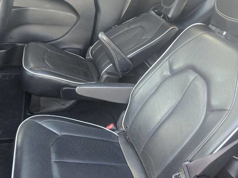 Used 2023 Chrysler Pacifica Limited w/ S Appearance Package image 11