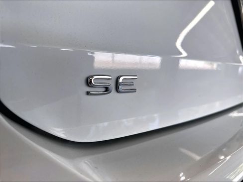Used 2023 Volkswagen Taos SE w/ Panoramic Sunroof Package FWD image 27