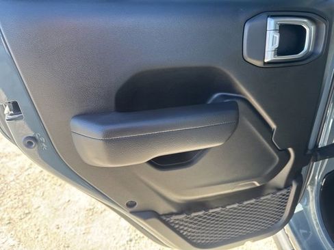 Used 2025 Jeep Gladiator Sport image 21