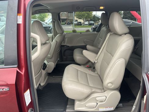 Used 2019 Toyota Sienna XLE w/ XLE Navigation Package FWD image 19