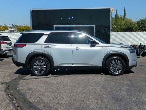 Used 2024 Nissan Pathfinder S FWD image 9