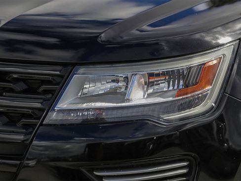 Used 2019 Ford Explorer XLT image 5