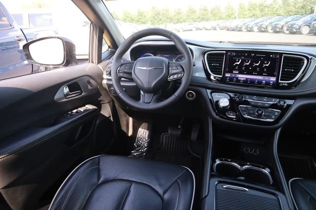 Used 2025 Chrysler Pacifica Limited FWD image 26