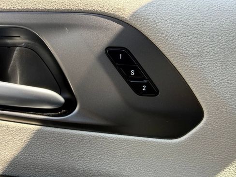 Used 2024 Chrysler Pacifica Touring-L FWD image 29