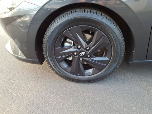 Used 2022 Hyundai Elantra SEL w/ Preferred Accessory Package FWD image 9