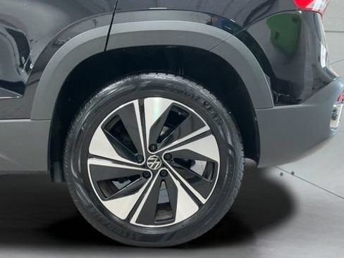 Used 2023 Volkswagen Taos SE w/ Panoramic Sunroof Package AWD/4WD image 23