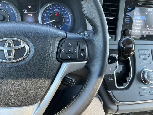 Used 2015 Toyota Sienna XLE w/ XLE Navigation Package FWD image 20
