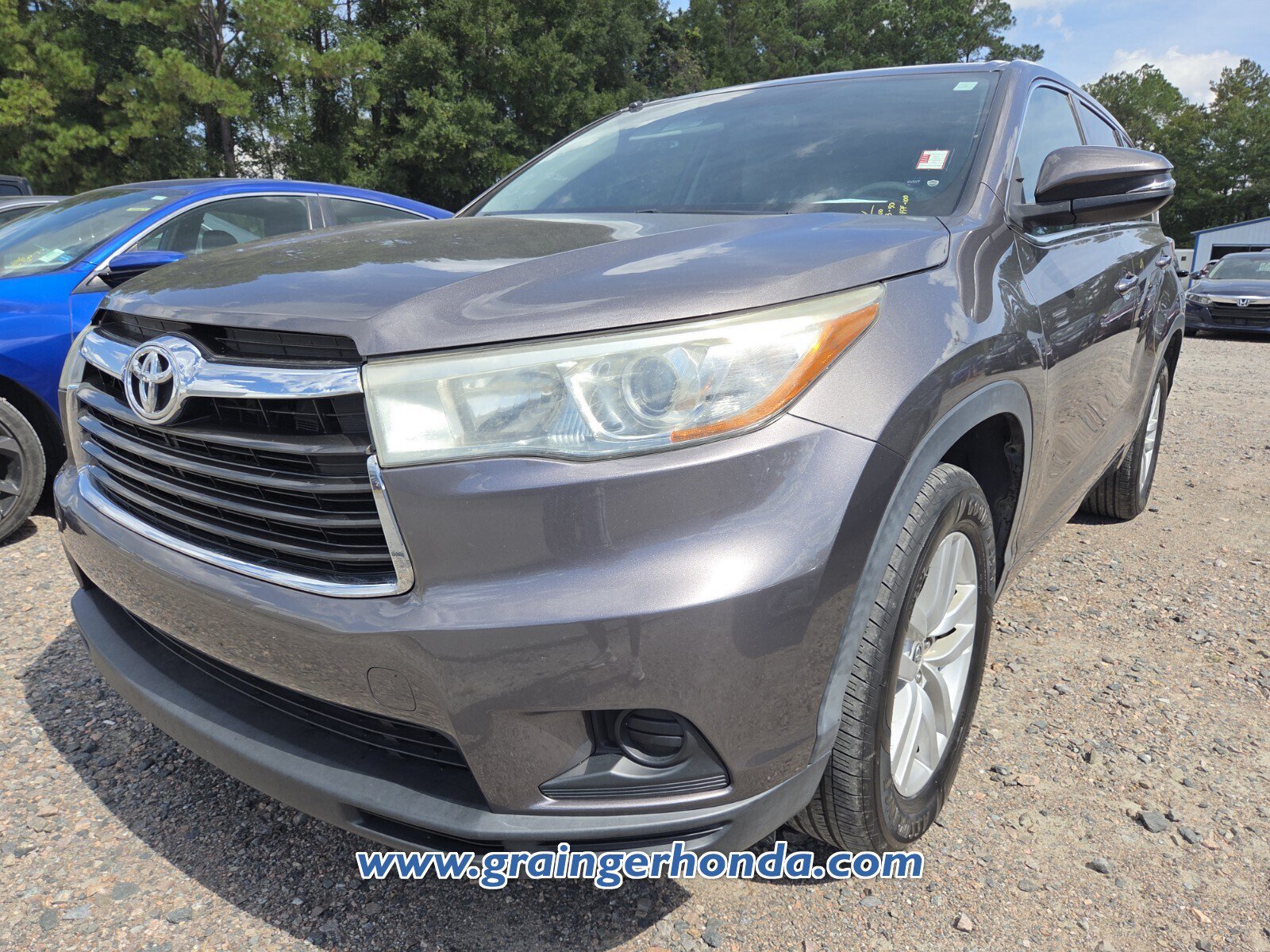 Used 2016 Toyota Highlander LE FWD image 2