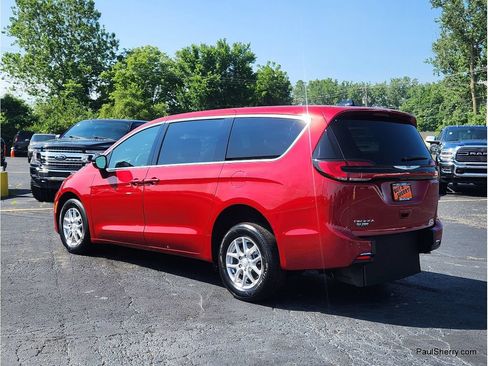 Used 2025 Chrysler Pacifica Select FWD image 17