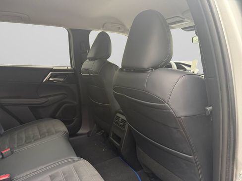 Used 2024 Mitsubishi Outlander 4WD Plug-In Hybrid image 17