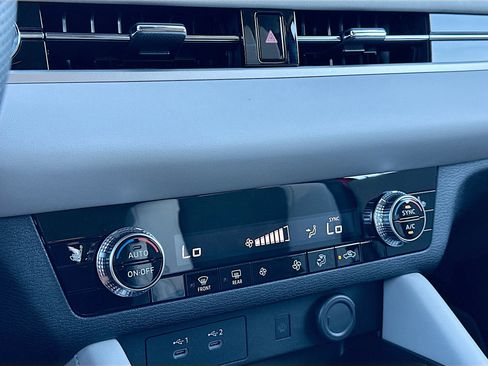 New 2025 Mitsubishi Outlander SE image 11