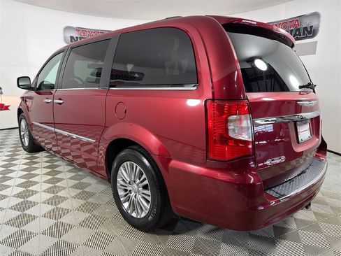 Used 2016 Chrysler Town & Country Touring-L image 6
