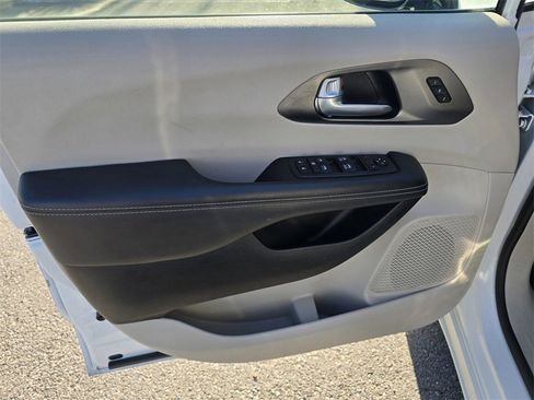 Used 2024 Chrysler Pacifica Touring-L image 19