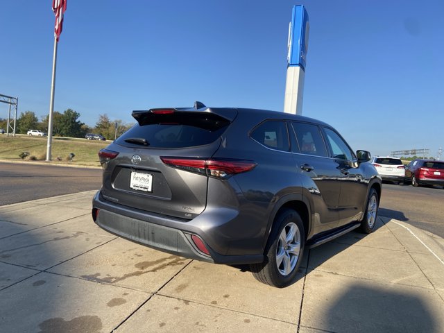 Used 2021 Toyota Highlander LE FWD image 11