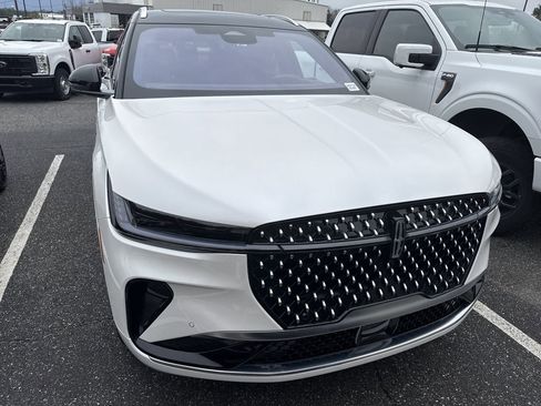 Used 2026 Lincoln Nautilus Reserve image 3