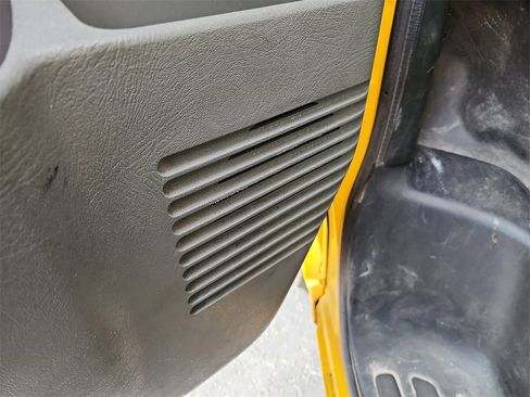 Used 2018 GMC Savana 3500 Extended w/ Driver Convenience Package image 16