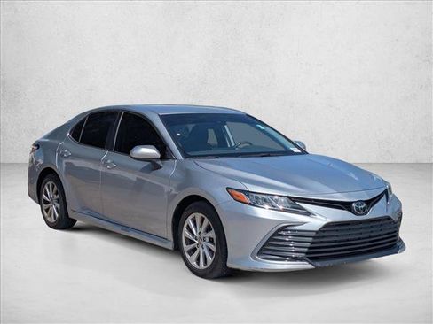 Used 2021 Toyota Camry LE FWD image 3