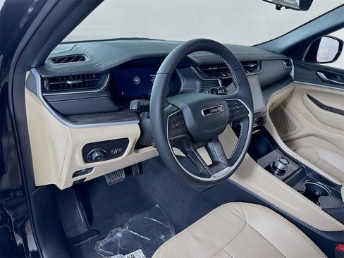 New 2025 Jeep Grand Cherokee Limited w/ Luxury Tech Group II image 9