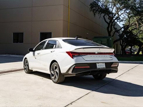 New 2025 Hyundai Elantra SEL FWD image 4