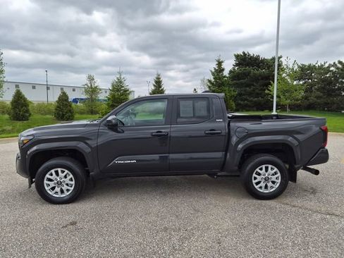 Used 2024 Toyota Tacoma SR5 AWD/4WD image 8