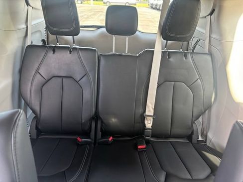 Used 2023 Chrysler Pacifica Touring-L FWD image 24