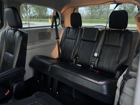 Used 2014 Chrysler Town & Country Touring image 15