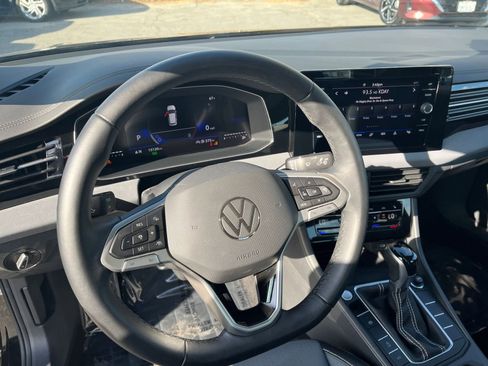 Used 2025 Volkswagen Jetta SE image 28