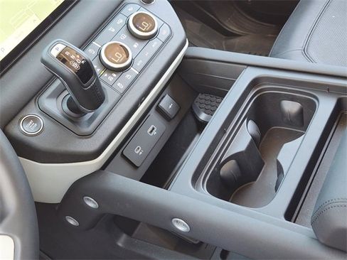 New 2024 Land Rover Defender 110 S image 19