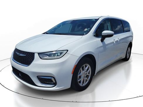 Used 2023 Chrysler Pacifica Touring-L FWD image 4