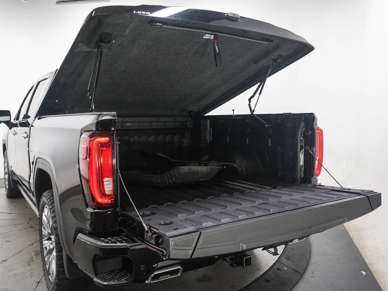 Used 2023 GMC Sierra 1500 Denali AWD/4WD image 9