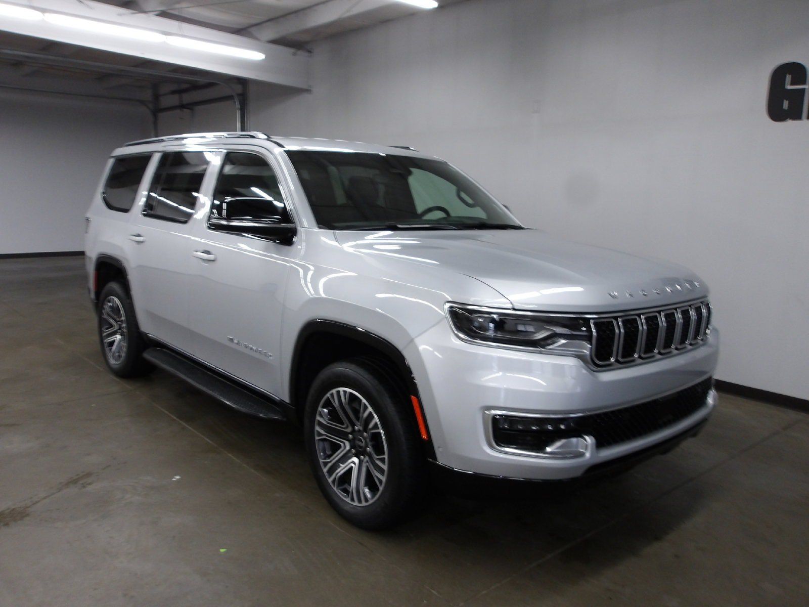 Used 2025 Jeep Wagoneer 4WD image 4
