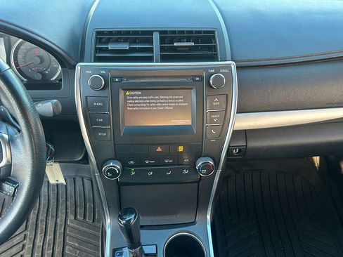 Used 2015 Toyota Camry image 14