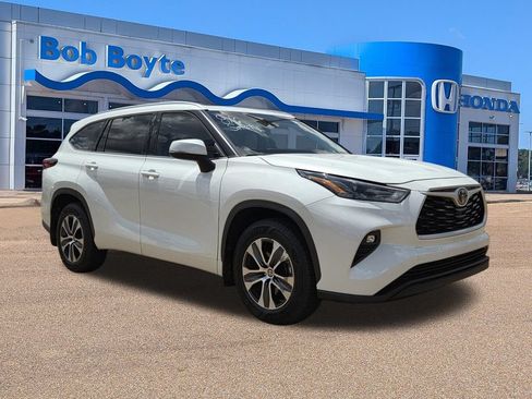 Used 2022 Toyota Highlander XLE FWD image 3