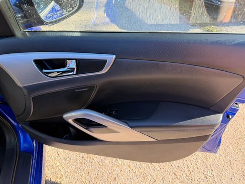 Used 2013 Hyundai Veloster w/ Style Pkg image 8