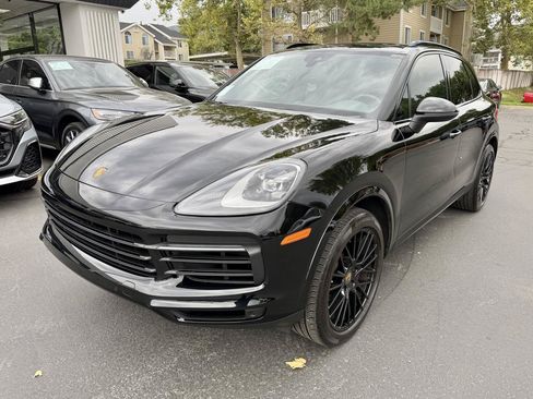 Used 2023 Porsche Cayenne w/ Premium Package AWD/4WD image 16