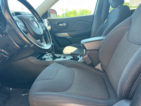 Used 2019 Jeep Cherokee Latitude w/ Cold Weather Group image 2