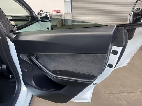 Used 2022 Tesla Model Y Long Range image 15