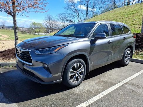 Used 2023 Toyota Highlander XLE image 2