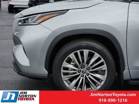 Used 2022 Toyota Highlander Platinum image 9