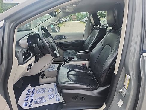 Used 2022 Chrysler Pacifica Touring-L w/ Uconnect Theater Family Group FWD image 18