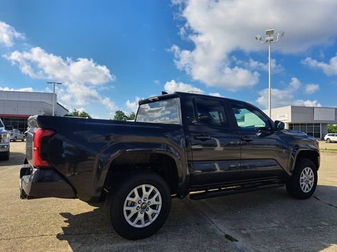 Used 2025 Toyota Tacoma SR5 AWD/4WD image 5