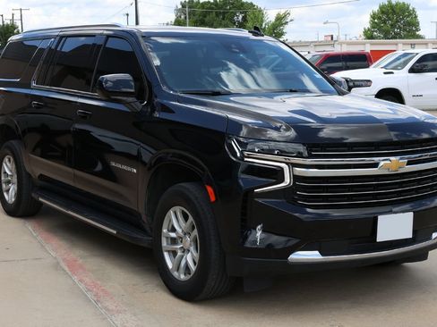 Used 2023 Chevrolet Suburban LT RWD image 3
