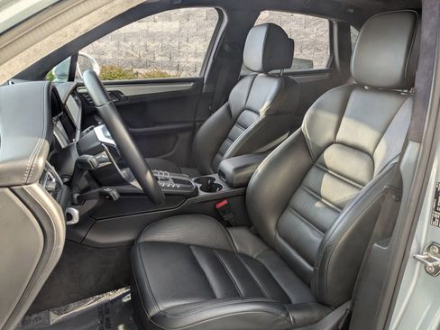 Used 2020 Porsche Macan Turbo image 5