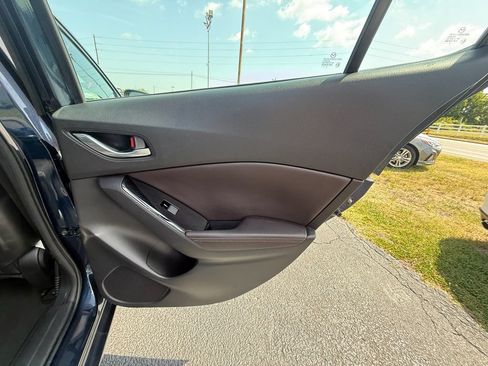 Used 2018 MAZDA MAZDA3 Touring FWD image 20
