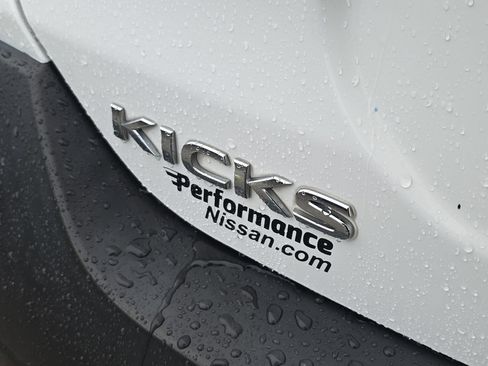 Used 2019 Nissan Kicks S FWD image 11