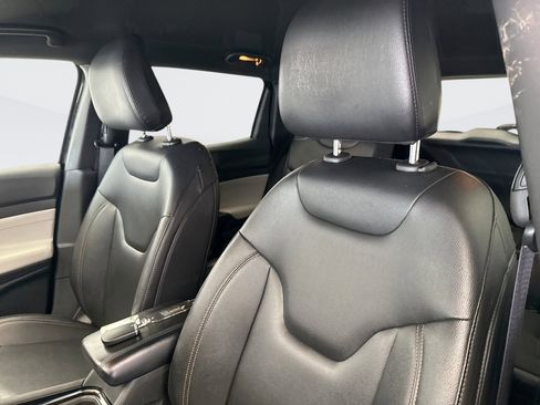 Used 2024 Jeep Compass Limited image 10